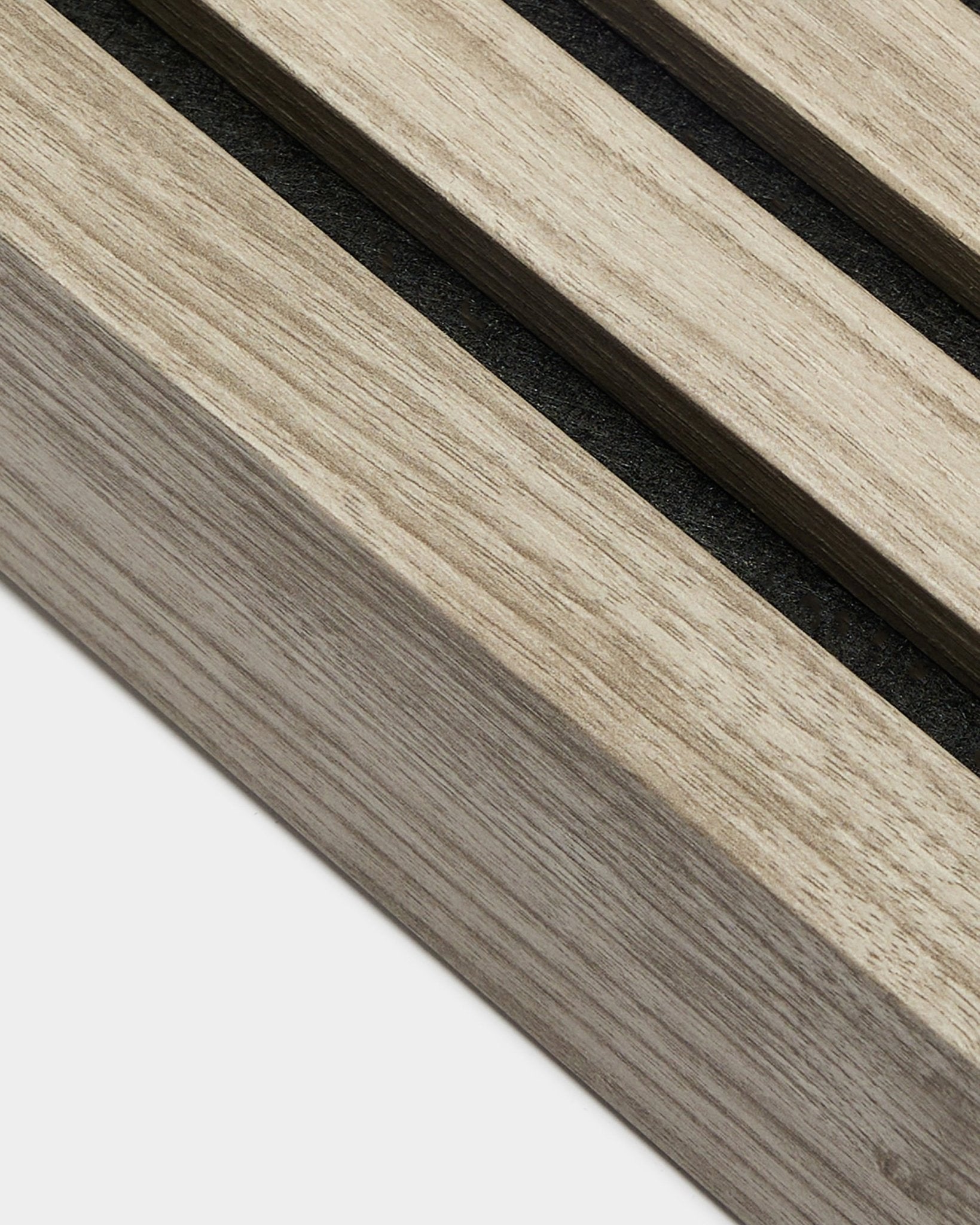 Close-up van de WoodUpp eindlamel in Weathered Oak, 6,7 cm breed, met parallelle akoestische houten latten met black tussenruimte uit het assortiment installatieproducten.
